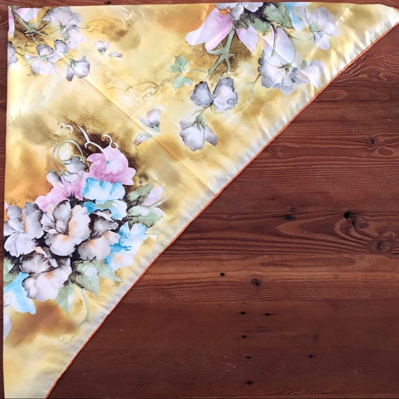 Yellow/gold floral Scarf - Picture 3 of 8